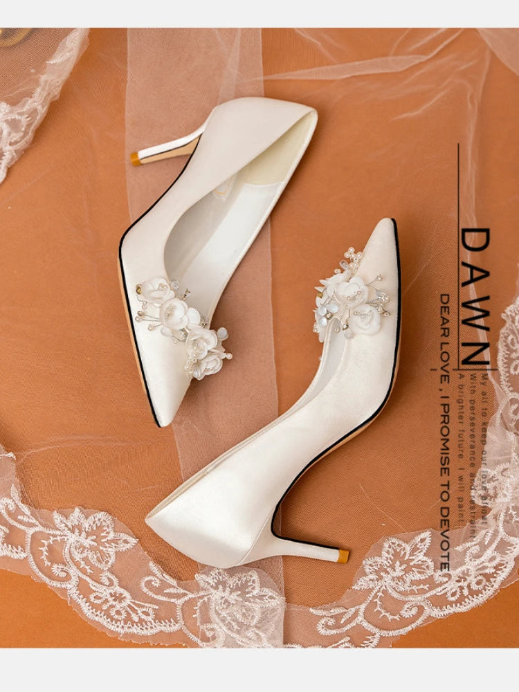 Hochzeitsschuhe Damen 2024 Haupthochzeitskleid Weiß High Heels Burgund Xiuhe Brautschuhe Mittelhoher Absatz Übergröße Einzelschuhe