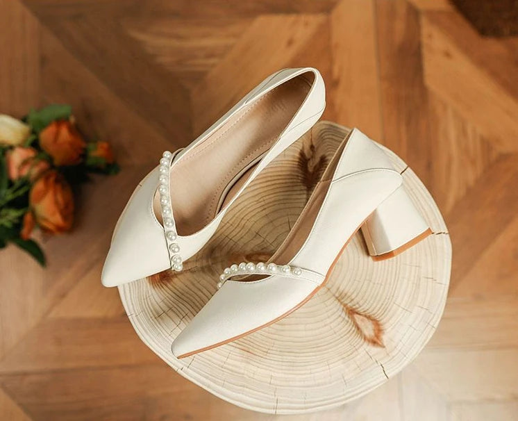 Mit mittleren Absätzen Schuhe für Frauen 2024 Hochzeit Braut Schuh Weiß Damen Sommer Schuhe Perle Büro Slip auf Neueste Casual Trend
