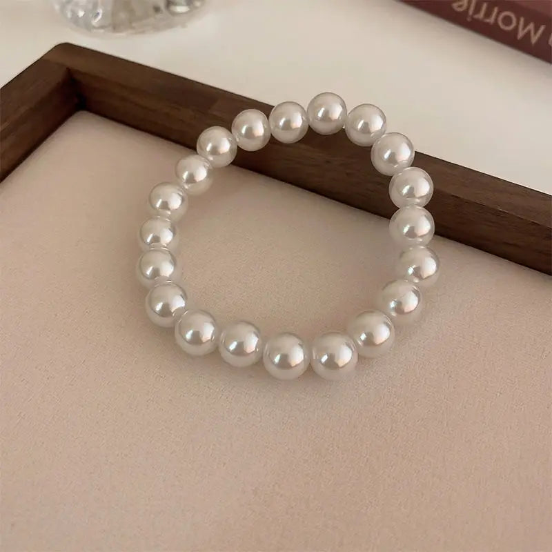 Elegante weiße Kunstperlen-Armbänder für Frauen, verstellbares elastisches Seilarmband, französischer Luxus-Händeschmuck, Zubehör