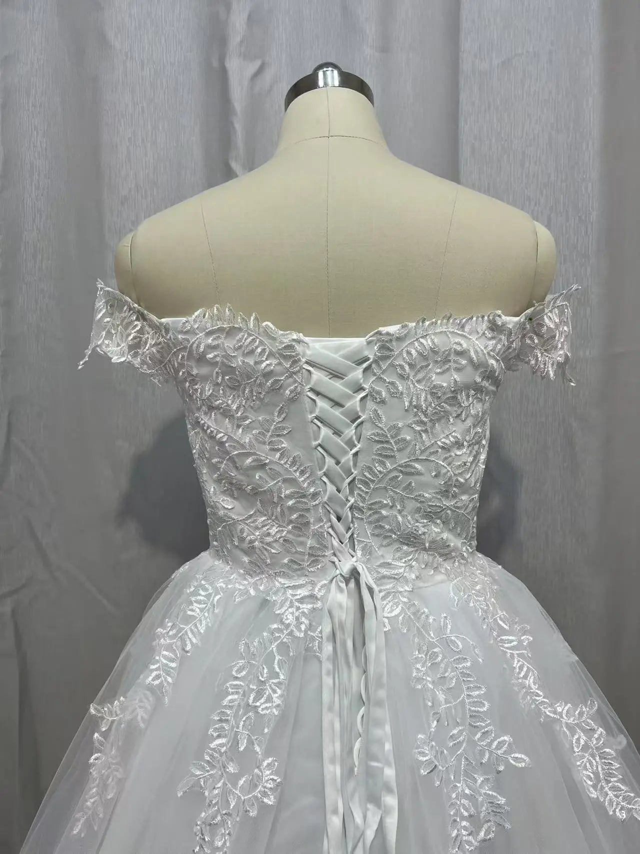 Maßgefertigtes weißes Off-Shoulder-Kleid in Übergröße