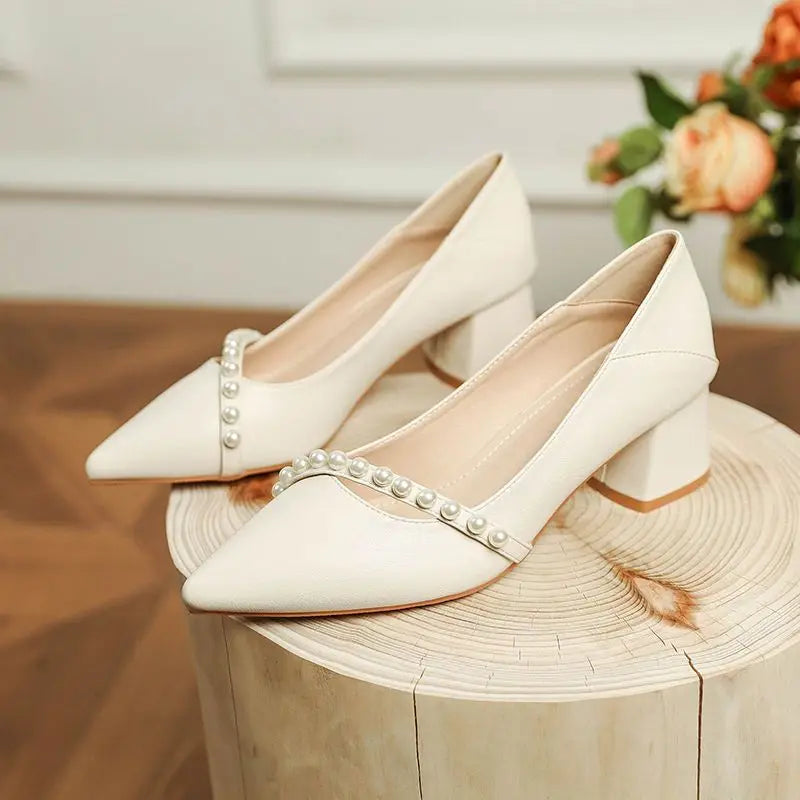 Mit mittleren Absätzen Schuhe für Frauen 2024 Hochzeit Braut Schuh Weiß Damen Sommer Schuhe Perle Büro Slip auf Neueste Casual Trend