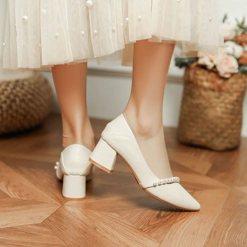 Mit mittleren Absätzen Schuhe für Frauen 2024 Hochzeit Braut Schuh Weiß Damen Sommer Schuhe Perle Büro Slip auf Neueste Casual Trend