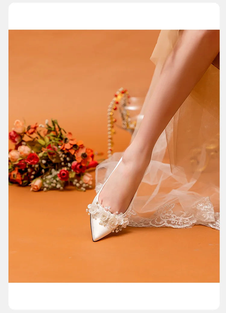 Hochzeitsschuhe Damen 2024 Haupthochzeitskleid Weiß High Heels Burgund Xiuhe Brautschuhe Mittelhoher Absatz Übergröße Einzelschuhe