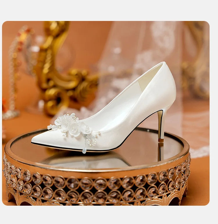 Hochzeitsschuhe Damen 2024 Haupthochzeitskleid Weiß High Heels Burgund Xiuhe Brautschuhe Mittelhoher Absatz Übergröße Einzelschuhe