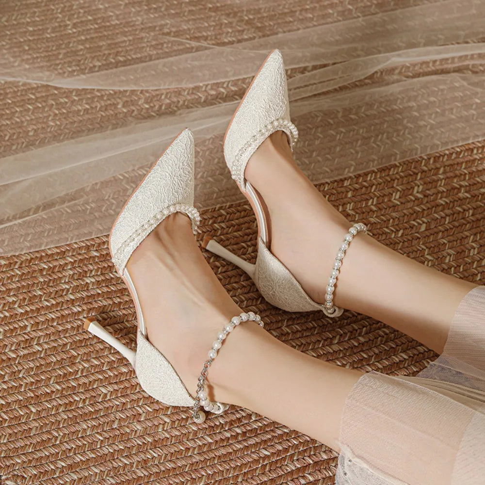 Hochhackige Schuhe Damen 2025 Sommer mit Dünnem Absatz und Spitzer Spitze Gerader Schnitt Spitzenoberfläche Weiße Perle Brautschuh Damen