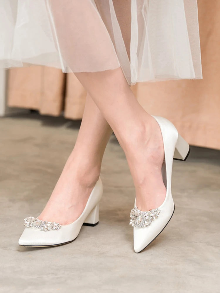 Weiße Hochzeitsschuhe, dicker Absatz, Brautschuhe mit Strasssteinen, spitzer Zehenbereich, mittlerer Absatz, große Größe 41–43, Abendschuhe für die Hochzeit, Damen-Pumps