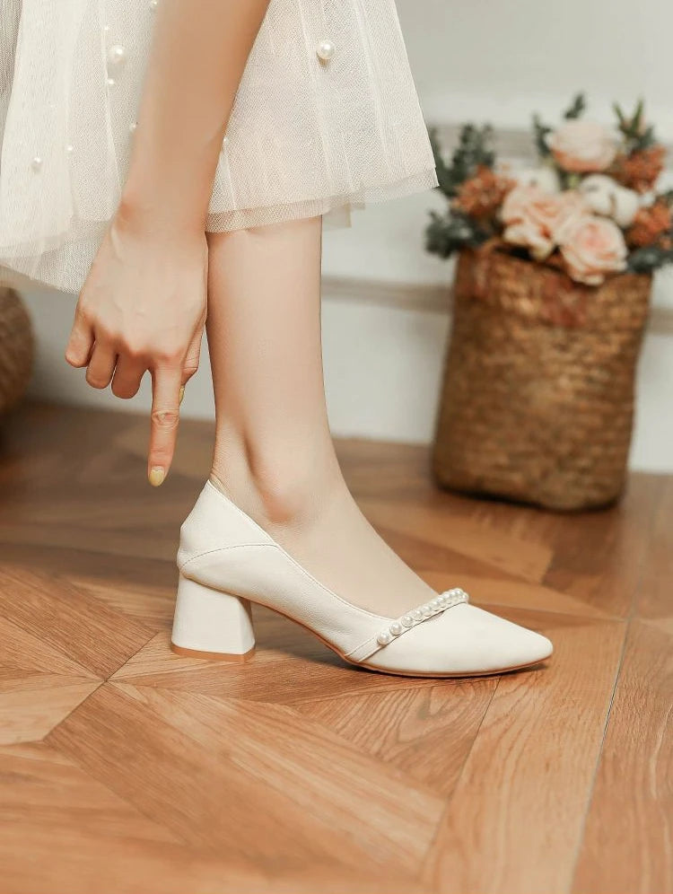 Mit mittleren Absätzen Schuhe für Frauen 2024 Hochzeit Braut Schuh Weiß Damen Sommer Schuhe Perle Büro Slip auf Neueste Casual Trend