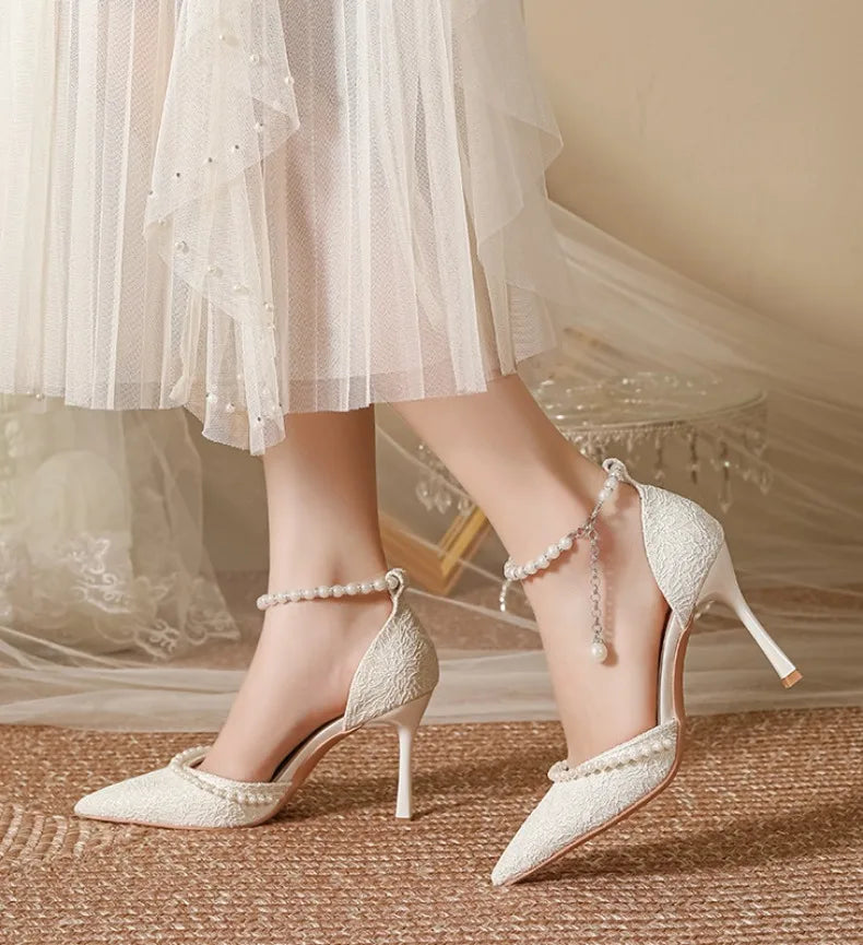 Hochhackige Schuhe Damen 2025 Sommer mit Dünnem Absatz und Spitzer Spitze Gerader Schnitt Spitzenoberfläche Weiße Perle Brautschuh Damen