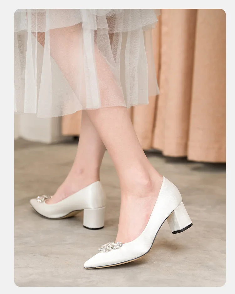 Weiße Hochzeitsschuhe, dicker Absatz, Brautschuhe mit Strasssteinen, spitzer Zehenbereich, mittlerer Absatz, große Größe 41–43, Abendschuhe für die Hochzeit, Damen-Pumps