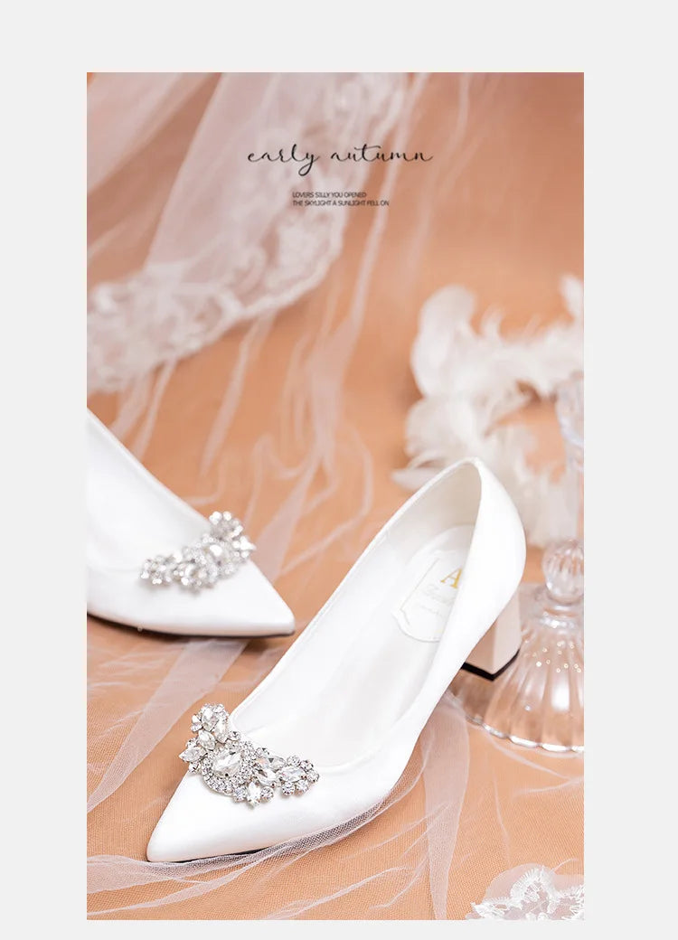 Weiße Hochzeitsschuhe, dicker Absatz, Brautschuhe mit Strasssteinen, spitzer Zehenbereich, mittlerer Absatz, große Größe 41–43, Abendschuhe für die Hochzeit, Damen-Pumps