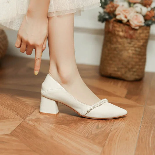 Mit mittleren Absätzen Schuhe für Frauen 2024 Hochzeit Braut Schuh Weiß Damen Sommer Schuhe Perle Büro Slip auf Neueste Casual Trend