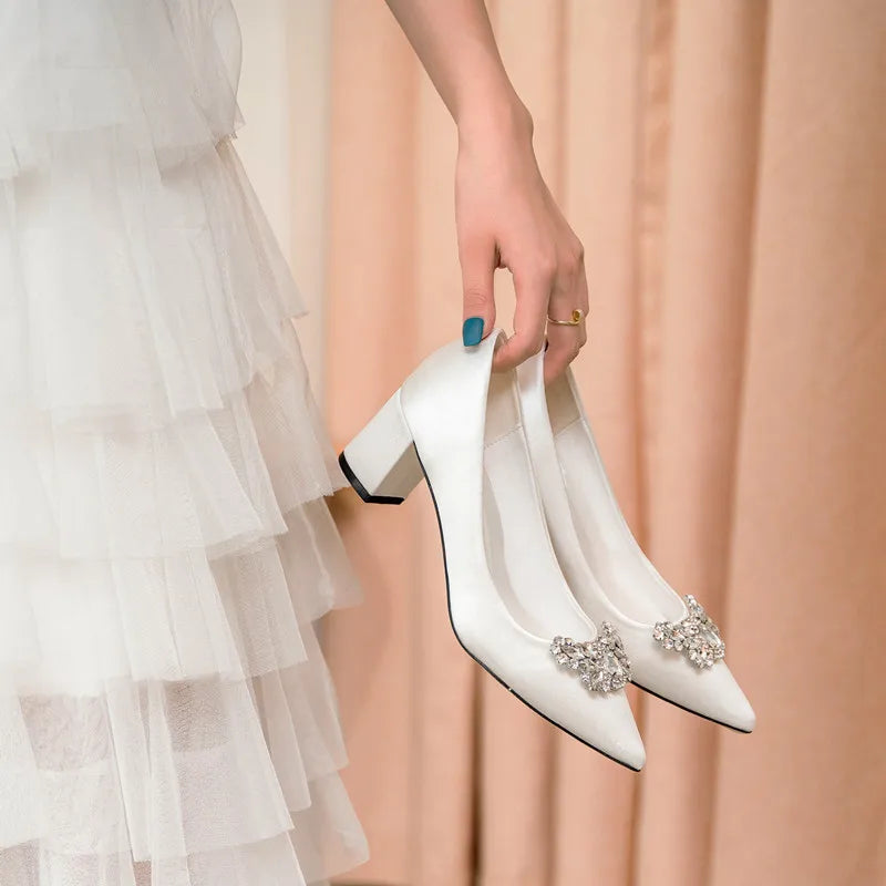 Weiße Hochzeitsschuhe, dicker Absatz, Brautschuhe mit Strasssteinen, spitzer Zehenbereich, mittlerer Absatz, große Größe 41–43, Abendschuhe für die Hochzeit, Damen-Pumps