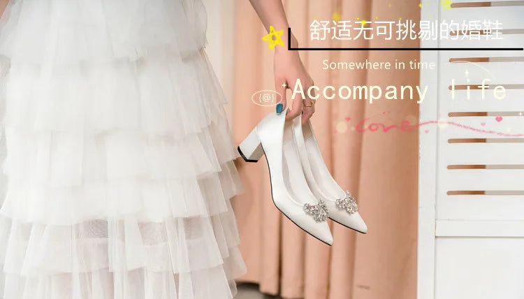 Weiße Hochzeitsschuhe, dicker Absatz, Brautschuhe mit Strasssteinen, spitzer Zehenbereich, mittlerer Absatz, große Größe 41–43, Abendschuhe für die Hochzeit, Damen-Pumps