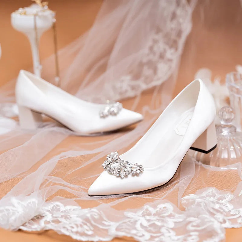 Weiße Hochzeitsschuhe, dicker Absatz, Brautschuhe mit Strasssteinen, spitzer Zehenbereich, mittlerer Absatz, große Größe 41–43, Abendschuhe für die Hochzeit, Damen-Pumps