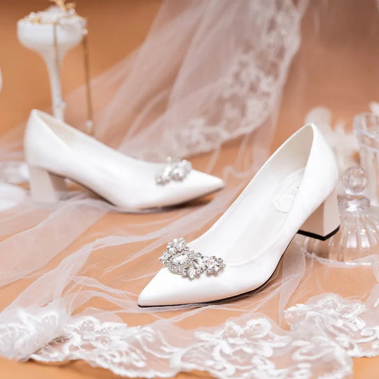 Weiße Hochzeitsschuhe, dicker Absatz, Brautschuhe mit Strasssteinen, spitzer Zehenbereich, mittlerer Absatz, große Größe 41–43, Abendschuhe für die Hochzeit, Damen-Pumps