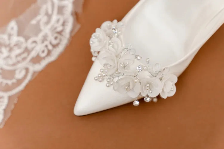 Hochzeitsschuhe Damen 2024 Haupthochzeitskleid Weiß High Heels Burgund Xiuhe Brautschuhe Mittelhoher Absatz Übergröße Einzelschuhe