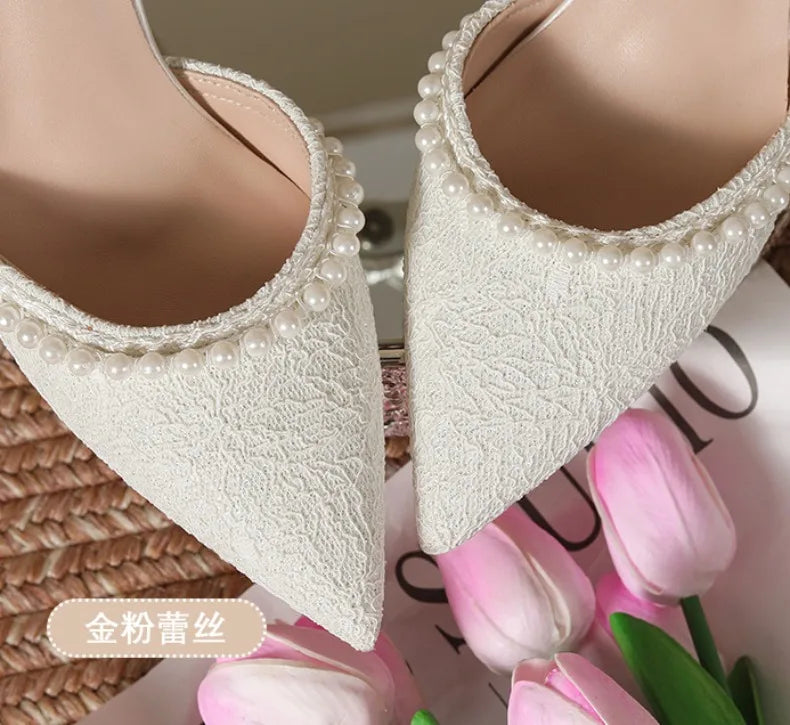 Hochhackige Schuhe Damen 2025 Sommer mit Dünnem Absatz und Spitzer Spitze Gerader Schnitt Spitzenoberfläche Weiße Perle Brautschuh Damen