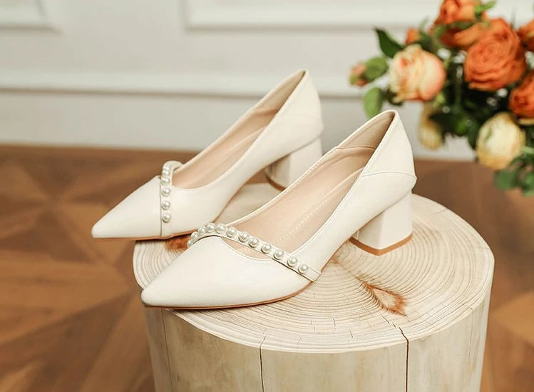 Mit mittleren Absätzen Schuhe für Frauen 2024 Hochzeit Braut Schuh Weiß Damen Sommer Schuhe Perle Büro Slip auf Neueste Casual Trend