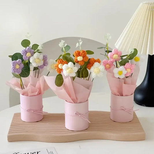 Exquisiter handgefertigter gehäkelter Blumenstrauß aus reinen und rosa Gänseblümchen, Zopf, Muttertag, Valentinstag, Geburtstag, Hochzeit, Heimdekoration