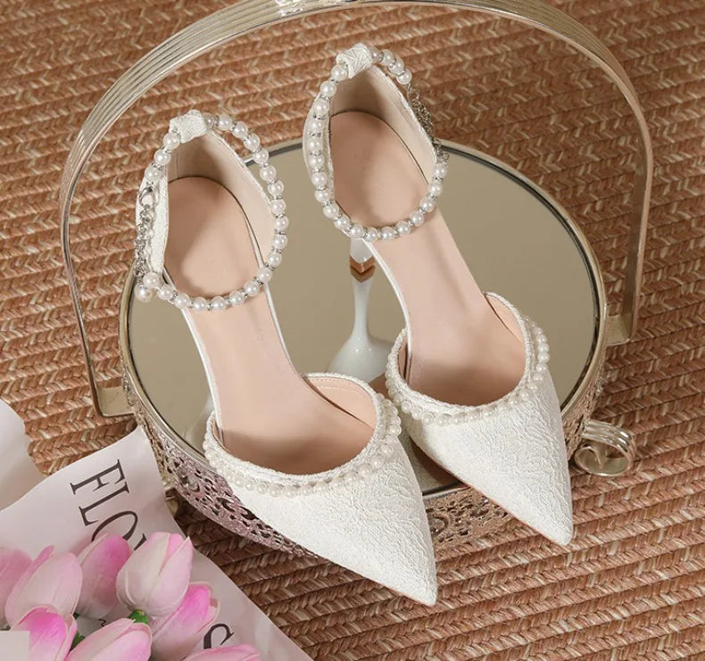 Hochhackige Schuhe Damen 2025 Sommer mit Dünnem Absatz und Spitzer Spitze Gerader Schnitt Spitzenoberfläche Weiße Perle Brautschuh Damen