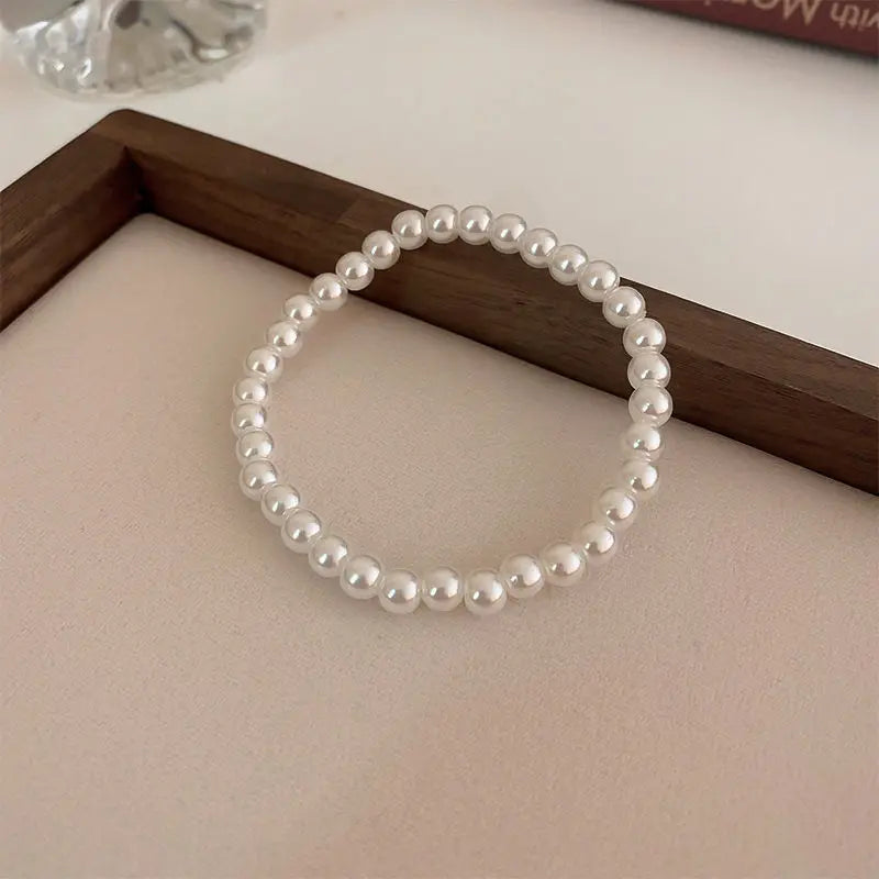 Elegante weiße Kunstperlen-Armbänder für Frauen, verstellbares elastisches Seilarmband, französischer Luxus-Händeschmuck, Zubehör