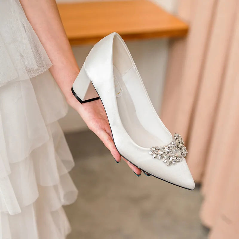 Weiße Hochzeitsschuhe, dicker Absatz, Brautschuhe mit Strasssteinen, spitzer Zehenbereich, mittlerer Absatz, große Größe 41–43, Abendschuhe für die Hochzeit, Damen-Pumps