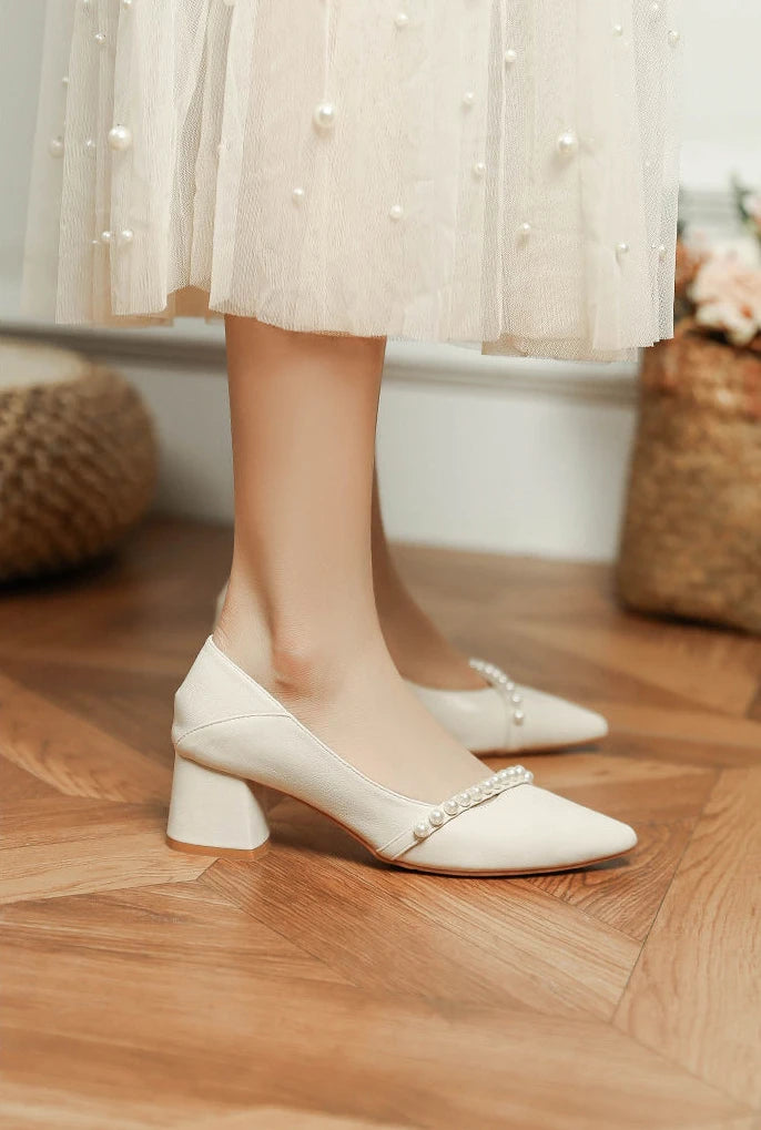 Mit mittleren Absätzen Schuhe für Frauen 2024 Hochzeit Braut Schuh Weiß Damen Sommer Schuhe Perle Büro Slip auf Neueste Casual Trend