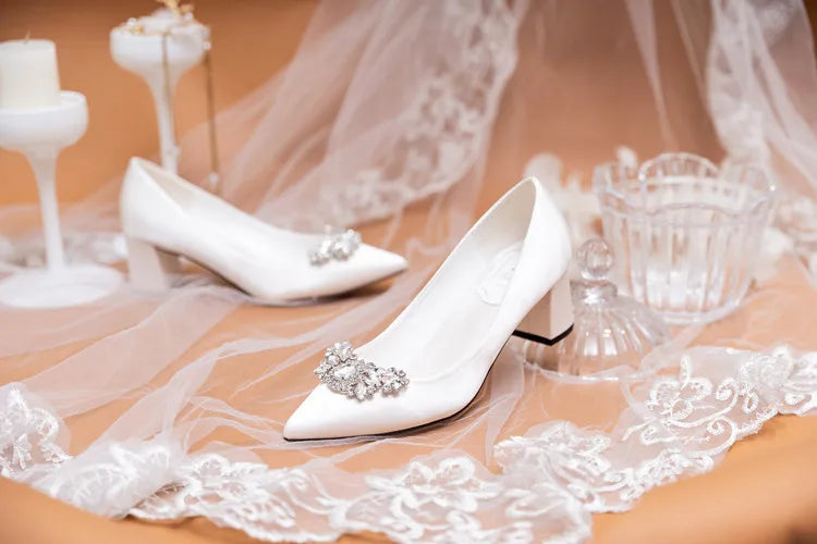 Weiße Hochzeitsschuhe, dicker Absatz, Brautschuhe mit Strasssteinen, spitzer Zehenbereich, mittlerer Absatz, große Größe 41–43, Abendschuhe für die Hochzeit, Damen-Pumps