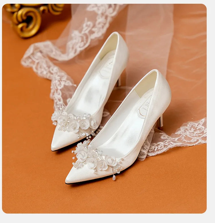 Hochzeitsschuhe Damen 2024 Haupthochzeitskleid Weiß High Heels Burgund Xiuhe Brautschuhe Mittelhoher Absatz Übergröße Einzelschuhe