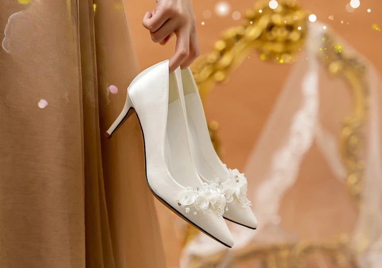Hochzeitsschuhe Damen 2024 Haupthochzeitskleid Weiß High Heels Burgund Xiuhe Brautschuhe Mittelhoher Absatz Übergröße Einzelschuhe