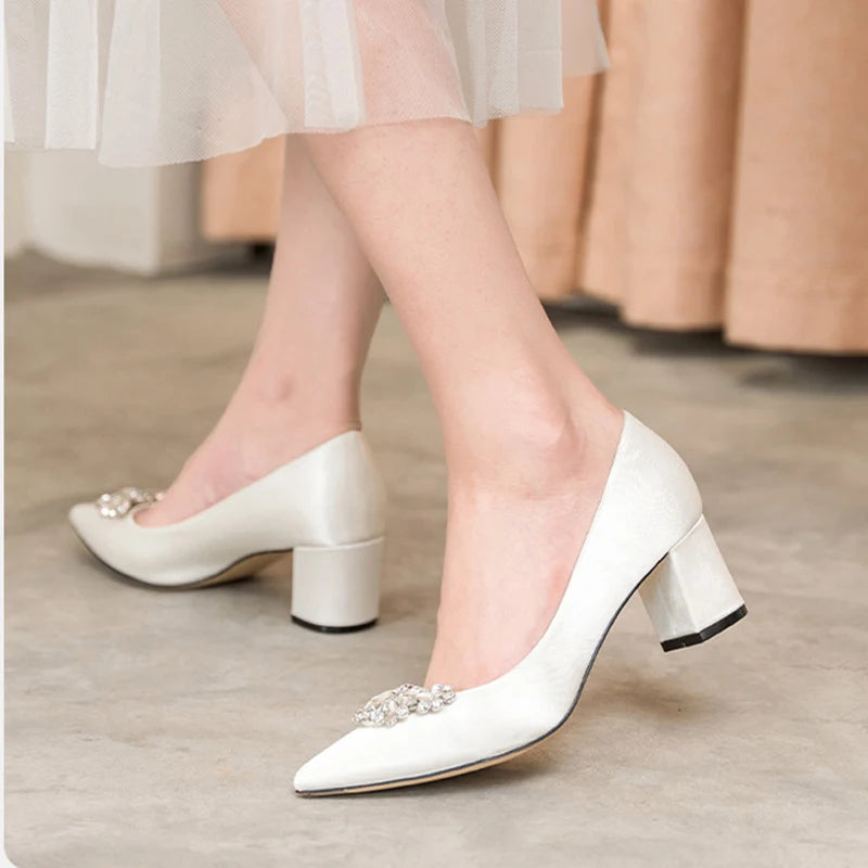 Weiße Hochzeitsschuhe, dicker Absatz, Brautschuhe mit Strasssteinen, spitzer Zehenbereich, mittlerer Absatz, große Größe 41–43, Abendschuhe für die Hochzeit, Damen-Pumps