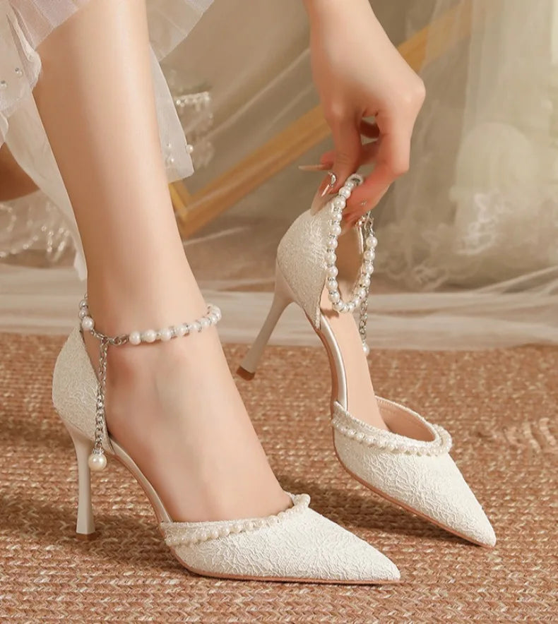 Hochhackige Schuhe Damen 2025 Sommer mit Dünnem Absatz und Spitzer Spitze Gerader Schnitt Spitzenoberfläche Weiße Perle Brautschuh Damen