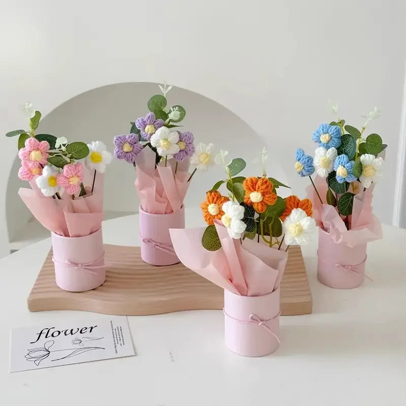 Exquisiter handgefertigter gehäkelter Blumenstrauß aus reinen und rosa Gänseblümchen, Zopf, Muttertag, Valentinstag, Geburtstag, Hochzeit, Heimdekoration