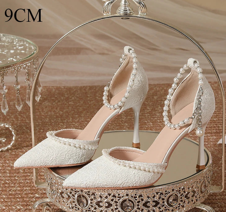 Hochhackige Schuhe Damen 2025 Sommer mit Dünnem Absatz und Spitzer Spitze Gerader Schnitt Spitzenoberfläche Weiße Perle Brautschuh Damen