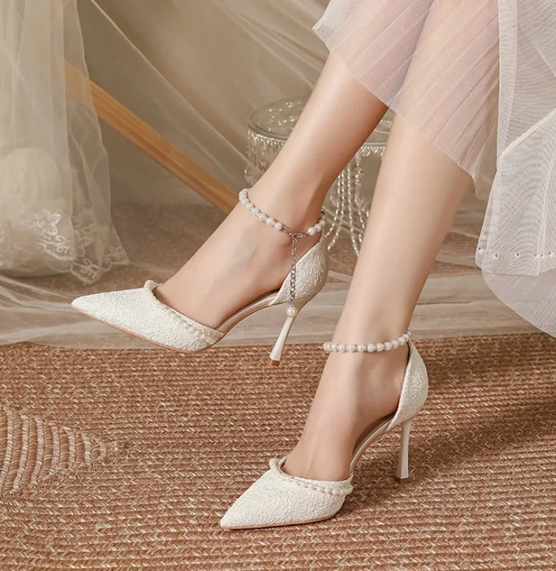 Hochhackige Schuhe Damen 2025 Sommer mit Dünnem Absatz und Spitzer Spitze Gerader Schnitt Spitzenoberfläche Weiße Perle Brautschuh Damen
