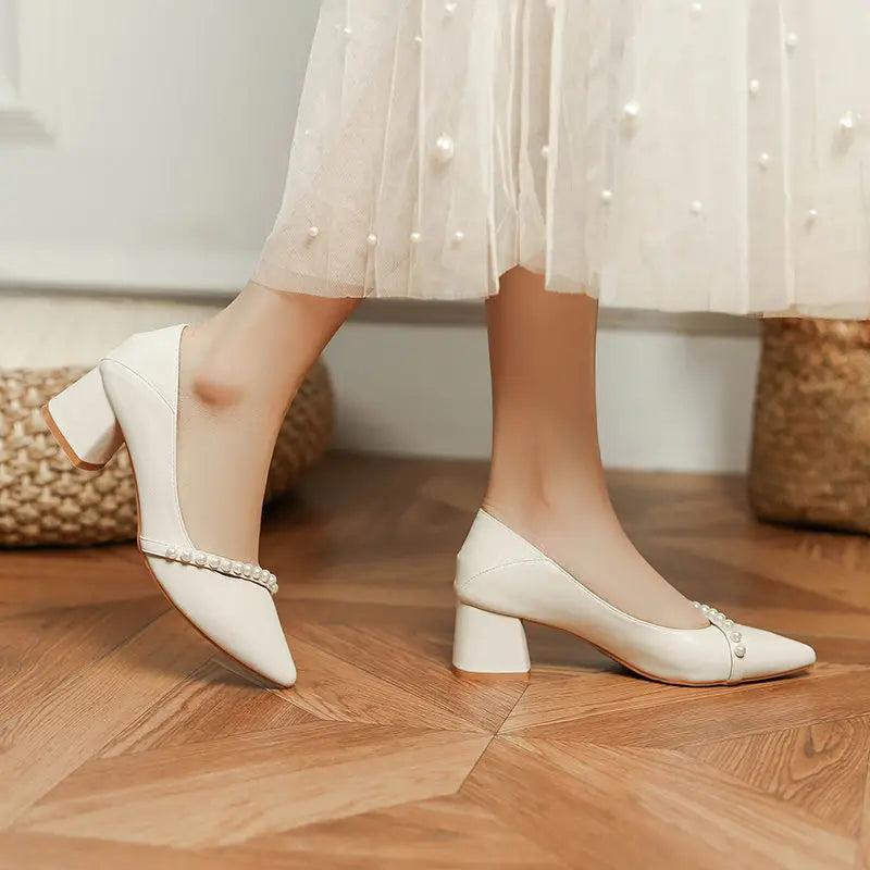 Mit mittleren Absätzen Schuhe für Frauen 2024 Hochzeit Braut Schuh Weiß Damen Sommer Schuhe Perle Büro Slip auf Neueste Casual Trend