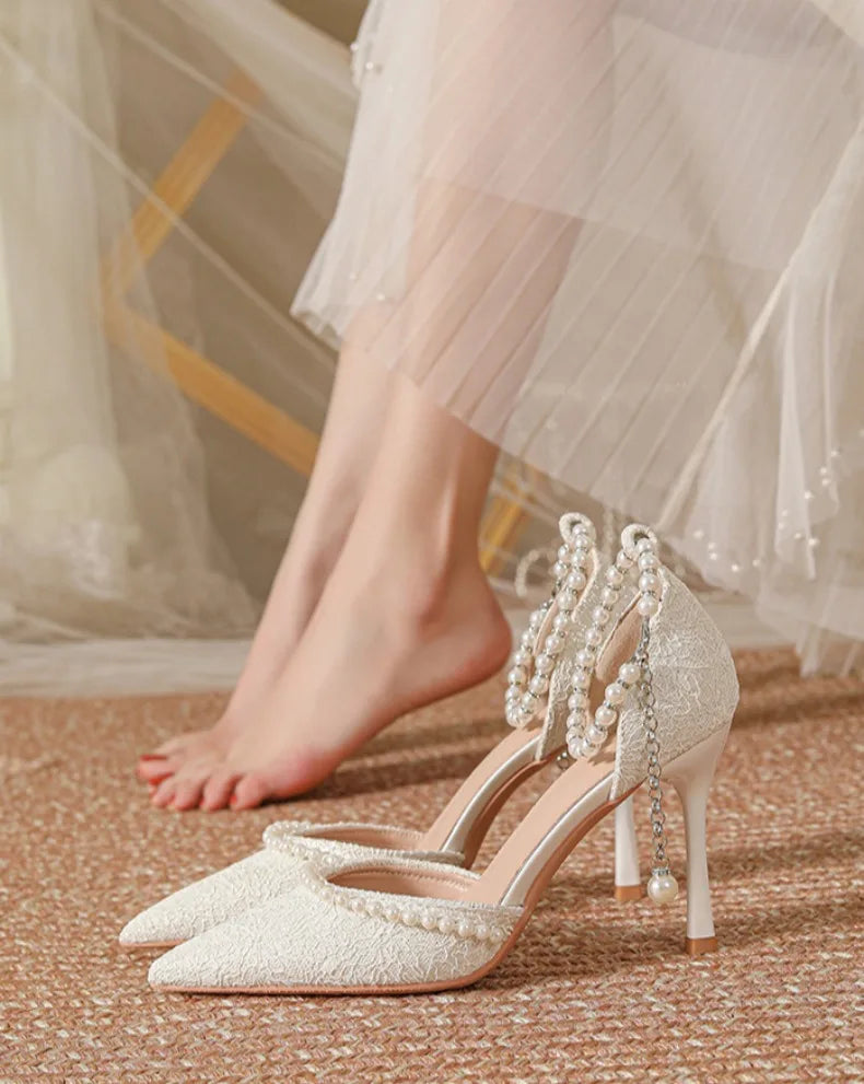 Hochhackige Schuhe Damen 2025 Sommer mit Dünnem Absatz und Spitzer Spitze Gerader Schnitt Spitzenoberfläche Weiße Perle Brautschuh Damen