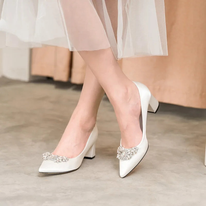 Weiße Hochzeitsschuhe, dicker Absatz, Brautschuhe mit Strasssteinen, spitzer Zehenbereich, mittlerer Absatz, große Größe 41–43, Abendschuhe für die Hochzeit, Damen-Pumps